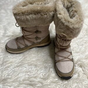 Bearclaw 1932W Leslie Women’s Tan Faux Fir Winter Boots. Size 9